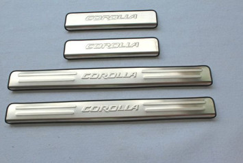 Накладки на пороги алюминиевые с тиснением  Toyota Corolla c 2014г-  (4шт)