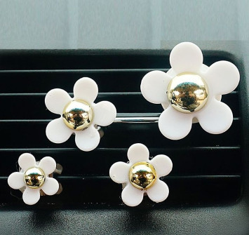 Украшение на дефлектор  №6 &quot;цветы белые 4шт.&quot;