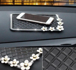 Коврик антискольз. на торпедо  Carlife  чёрный со стразами и цветами 18x14cм