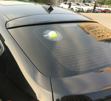 Наклейка удар в стекло теннисный мяч