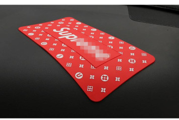 Коврик антискольз. на торпедо  Supreme  25x15см Красный