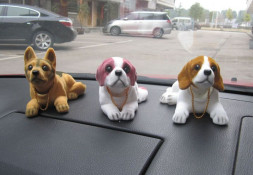 Собака на торпеду качающая головой Белая