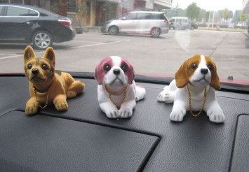 Собака на торпеду качающая головой Белая