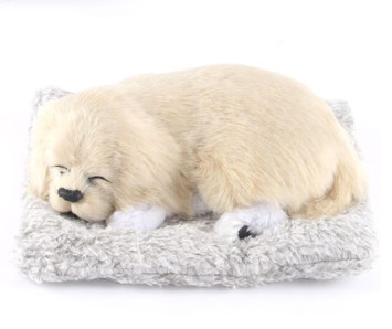 Собака на торпеду лежащая на коврике бежево-белая