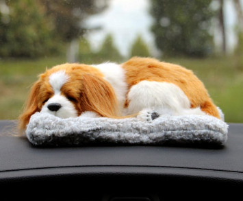 Собака на торпеду лежащая на коврике коричнево-белая