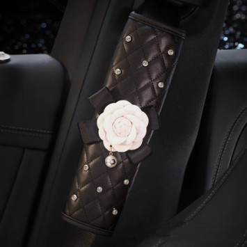Накладка на ремень безопасности  Роза белая экокожа со стразами  (2шт.)