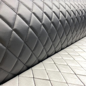 Экокожа на поролоне в рулоне  10м. x 1,43м. РОМБ черный с черной строчкой