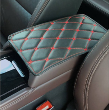 Чехол на подлокотник экокожа РОМБ на двух резинках Черный-красный (плоский)